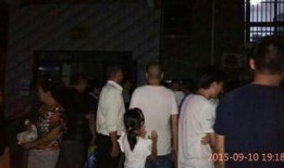 爆料视频一女子银行取钱,女子取钱过程引发热议！