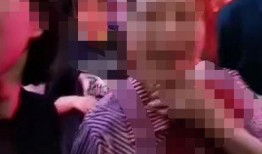 爆料视频一女子银行取钱,女子取钱过程引发热议！